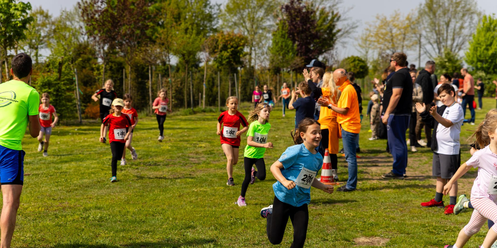 Kinder laufen beim Schönfliesser Kinderlauf